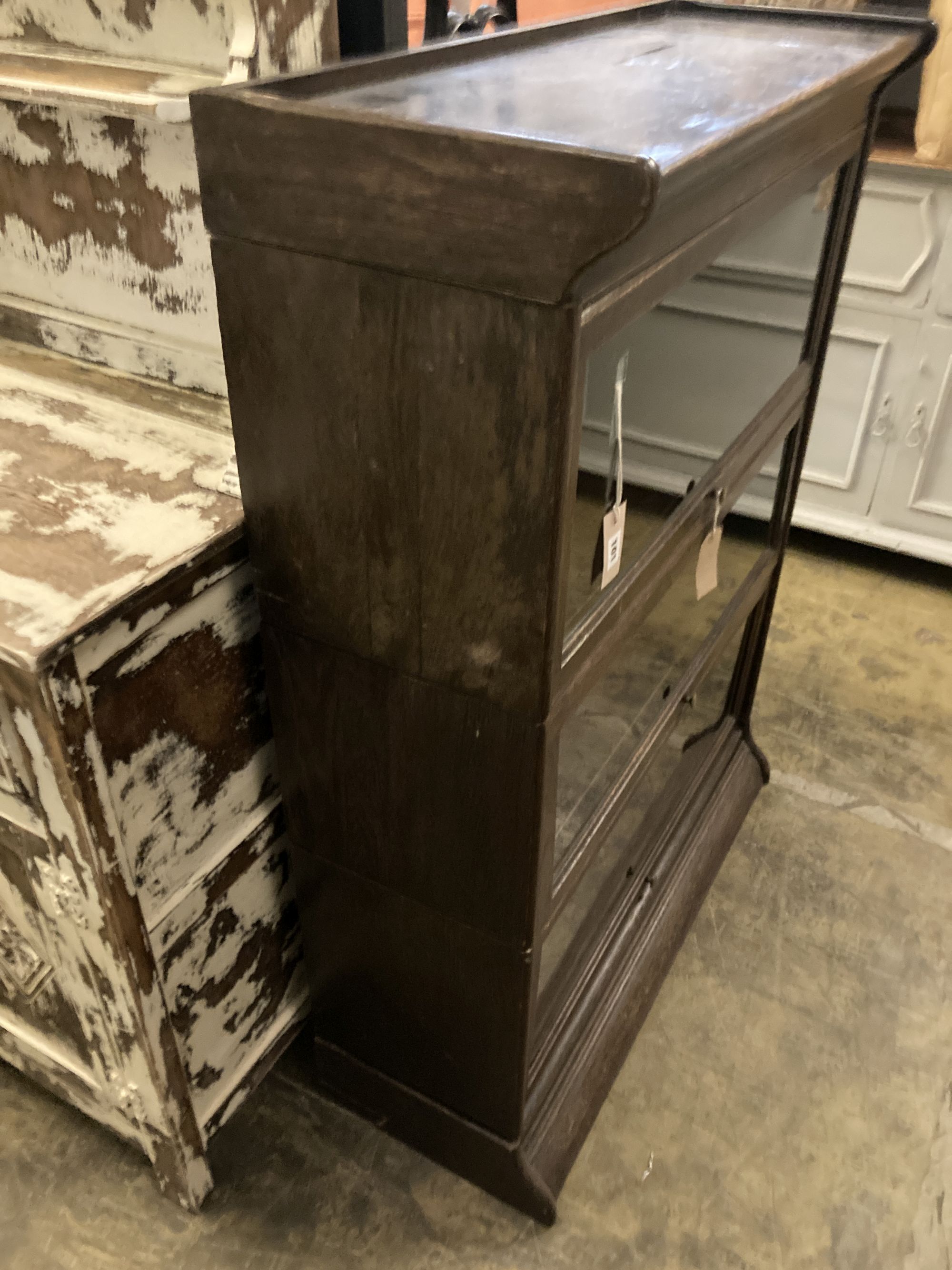 A Globe Wernicke-style oak 3-section bookcase, length 87cm, depth 33cm, height 117cm